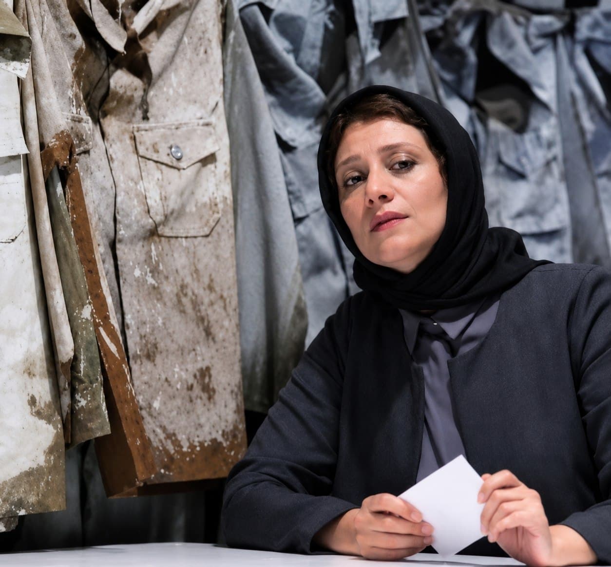 شبنم مقدمی در نمایی از تئاتر تونل